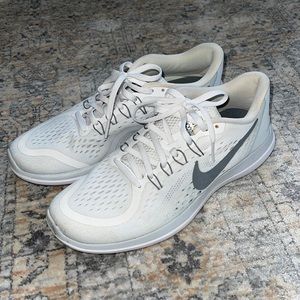 Beautiful Nike fitsole sneakers.BEST RUNNING SHOES